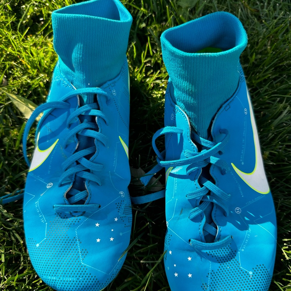 Nike Mercurial Victory VI pre-owned youth size 4.5